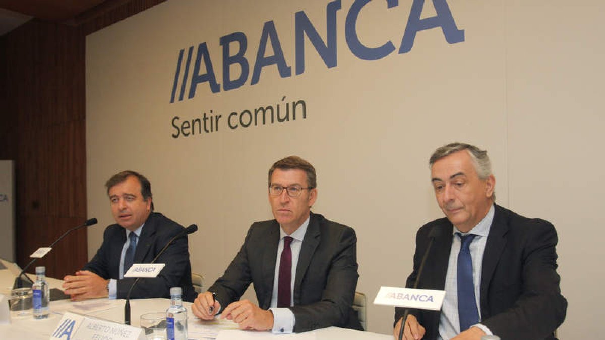 El consejero de Abanca, Francisco Botas, Núñez-Feijóo y el director de Funcas, Carlos Ocaña. XOÁN REY