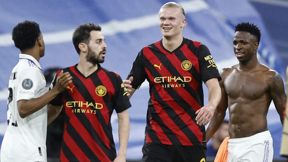 Rodrygo y Vinicius se saludan con Silva y Haaland tras el partido en el Bernabéu. RODRIGO JIMENEZ