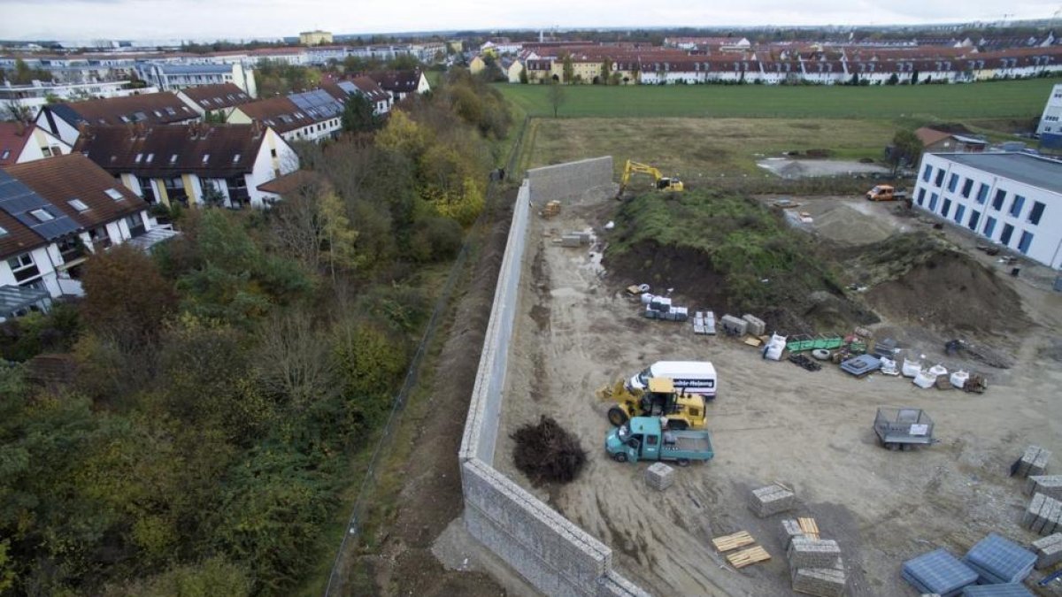 Vista aérea de las obras para la contrucción del muro que rodeará un centro de refugiados en Múnich.