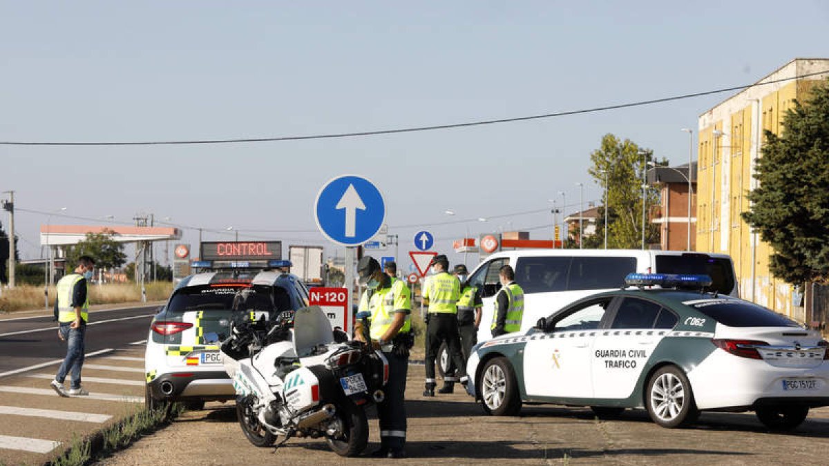 Un control de la Guardia Civil ayer en Villadangos. MARCIANO PÉREZ