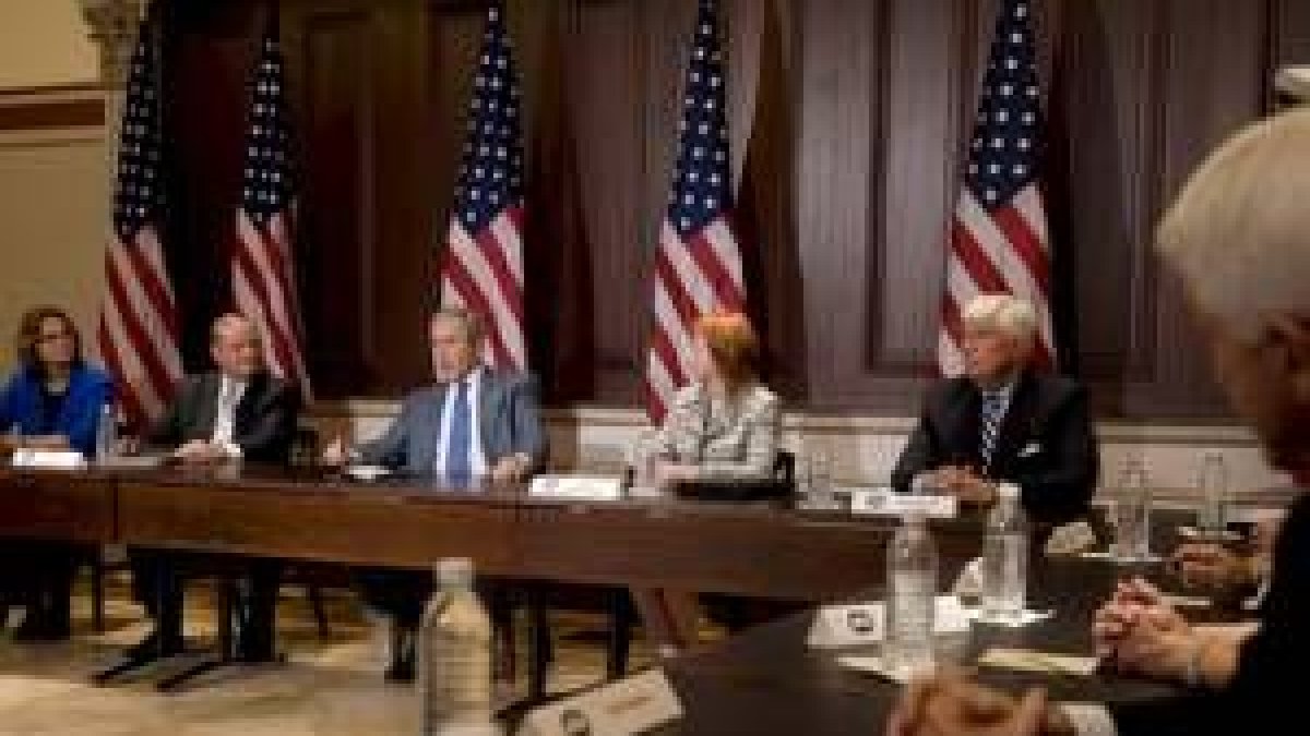 Bush toma la palabra durante el encuentro que mantuvo ayer con un grupo de empresarios