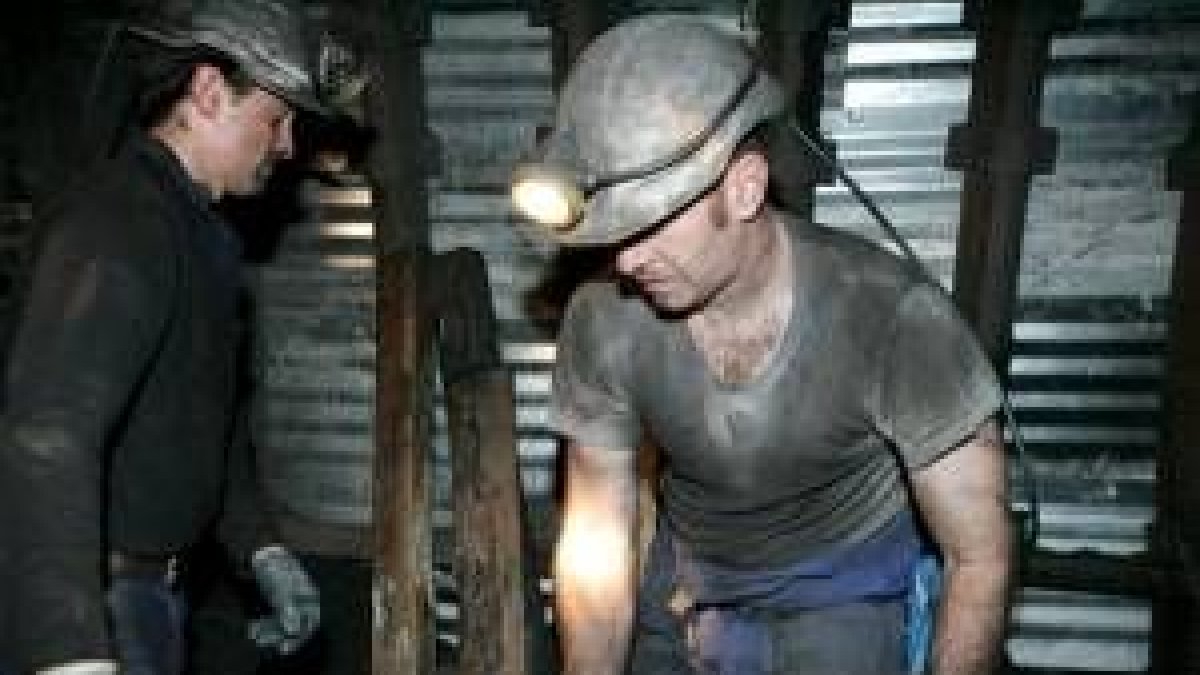 Dos mineros trabajan en el interior de una explotación