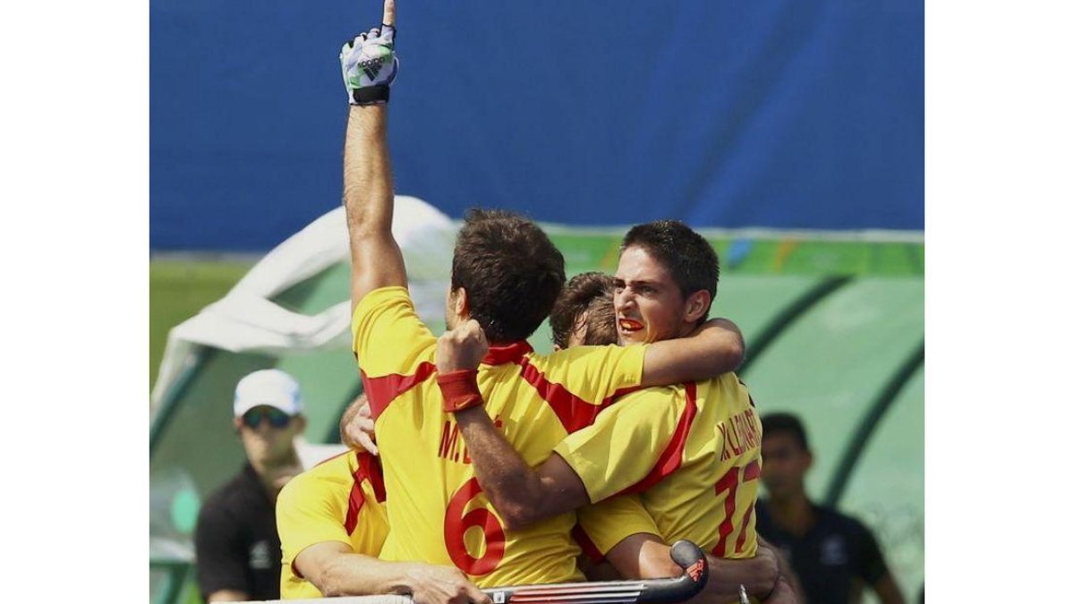 El equipo español celebra la victoria.