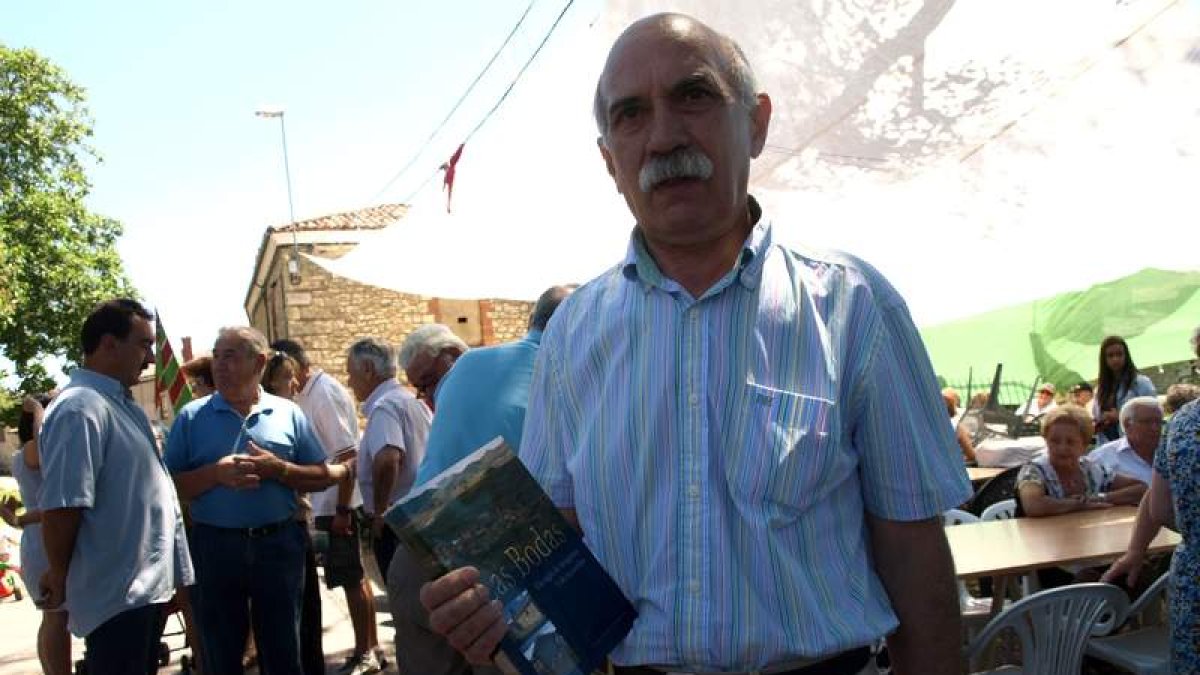Antonio Martinez costeó de su bolsillo la edición del libro sobre Las Bodas.