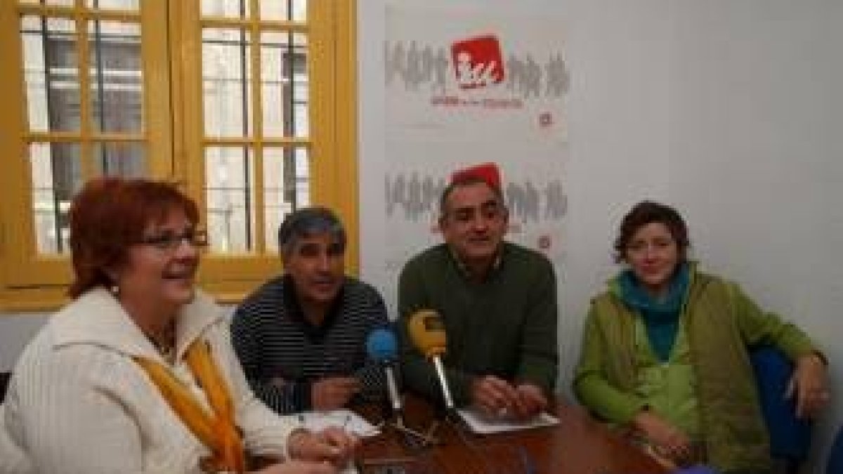 Camino Alonso, Félix Ordás, Efrén Aldeano y Noemí A. Tejerina, ayer en rueda de prensa
