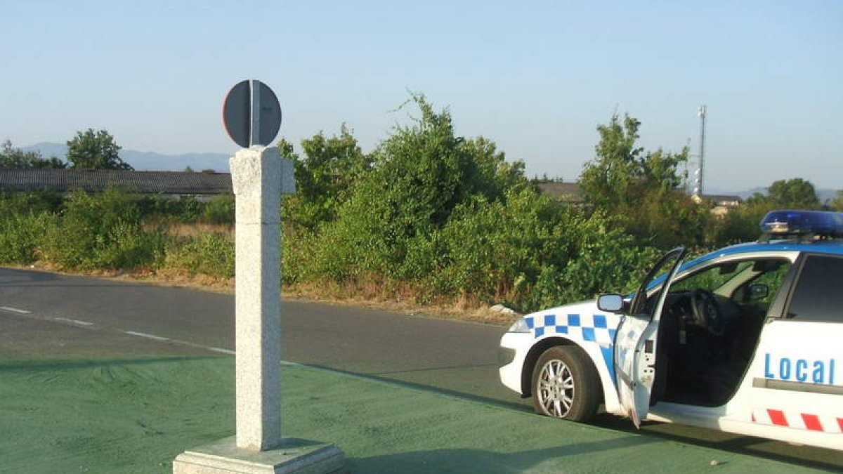 Aspecto del cruceiro destrozado en la entrada a Cacabelos.