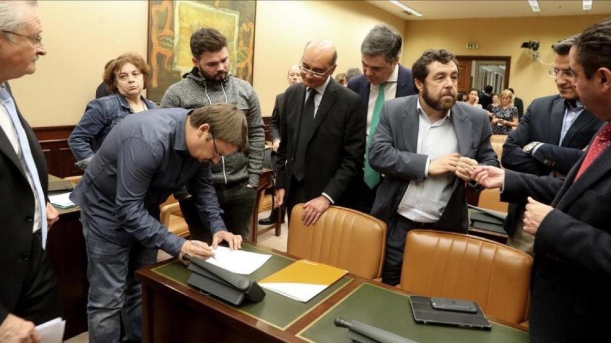 Los portavoces de la comisión de investigación del Ministerio del Interior, durante la firma de la sesión constitutiva.