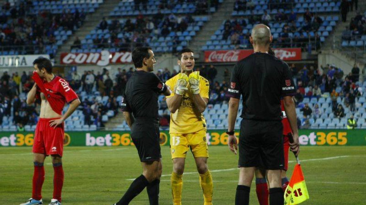 Andrés Martínez protesta la jugada del penalti al árbitro y al línea.
