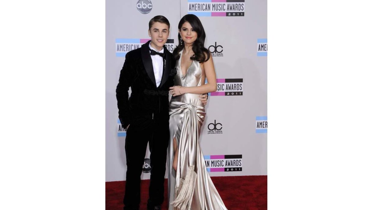 Justin Bieber y Selena Gómez posan en los Premios Americanos de la Música 2011.