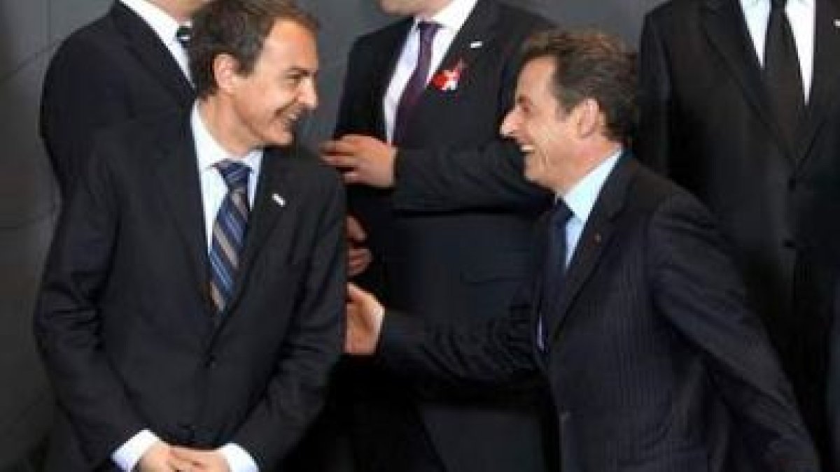 Zapatero bromea con Sarkozy en el posado familiar previo a una reunión de la UE, en una imagen de ar