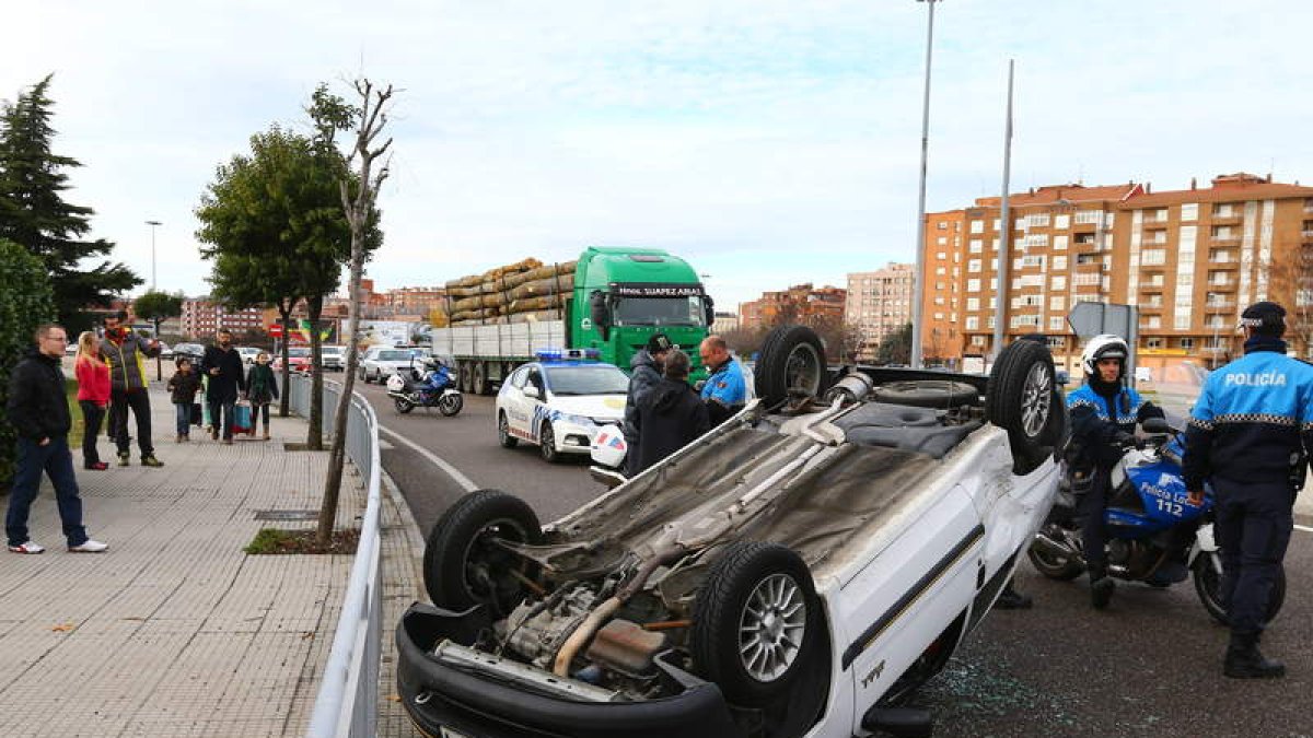 El vuelco del vehículo provocó retenciones de tráfico en la zona.