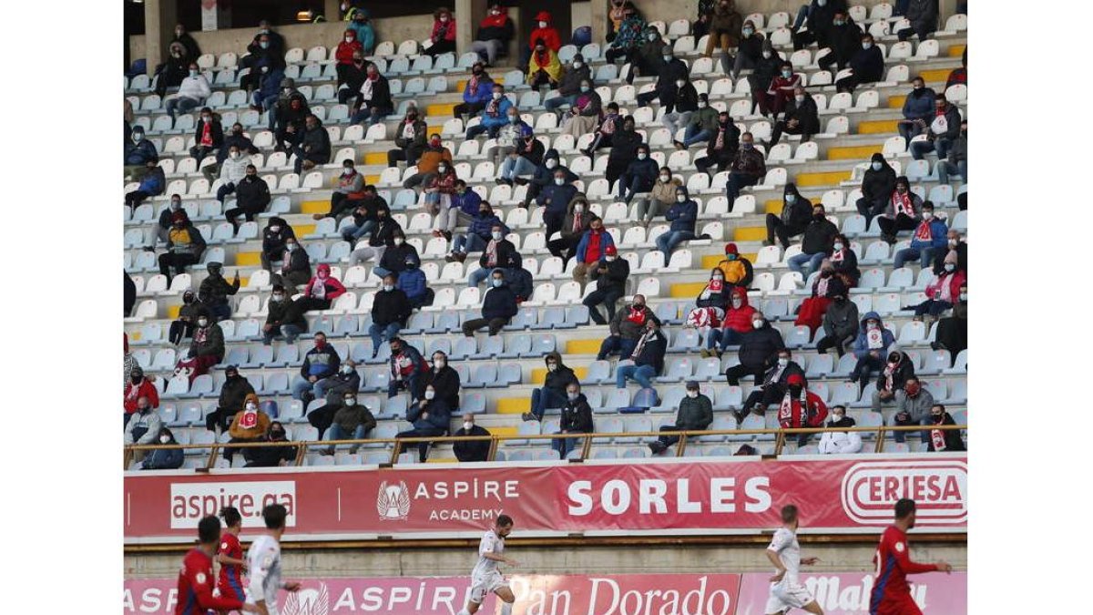 La afición de la Cultural comienza a hartarse del rendimiento de su equipo. MARCIANO PÉREZ