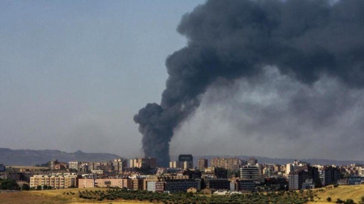 Aspecto de la gran columna de humo provocada por el incendio sobre el municipio de Chiloeches, en Guadalajara, el viernes.