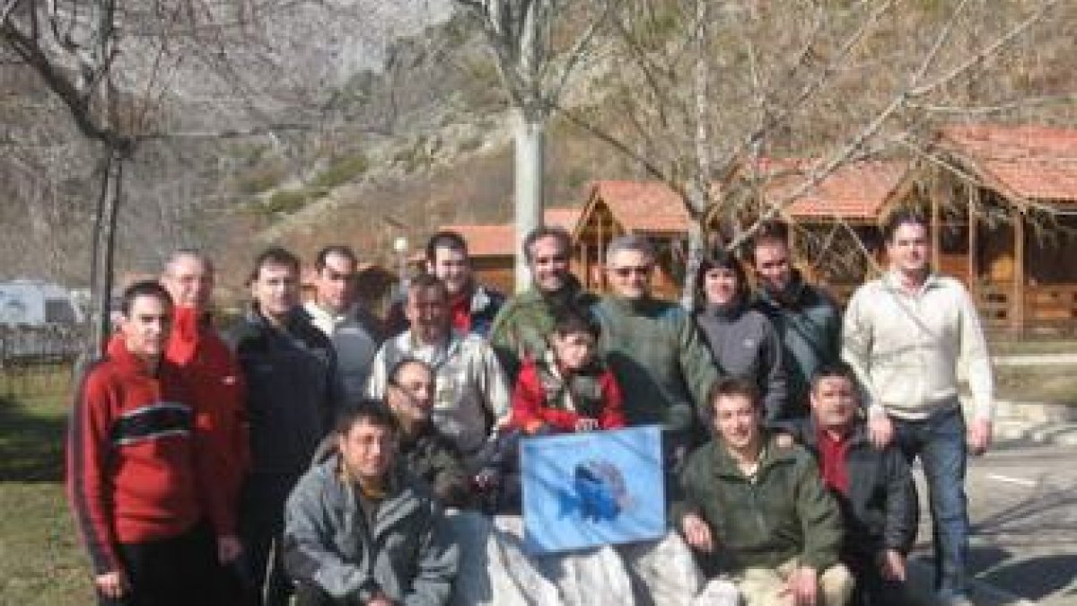 Los participantes en el curso de pesca posan para la fotografía