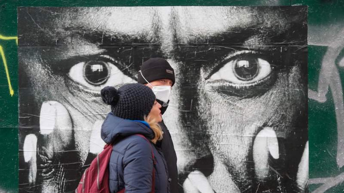 Imagen de una pareja en una calle de Kiev. SERGEY DOTZENKO