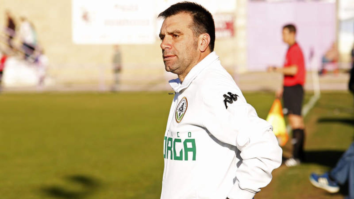 Miguel Ángel Miñambres regresa de nuevo al banquillo de La Eragudina. FERNANDO OTERO