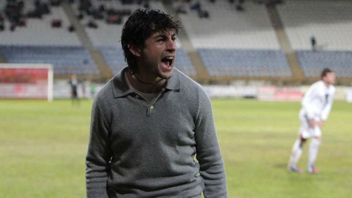 Juan Ferrando se hartó de dar explicaciones a sus jugadores durante el partido.