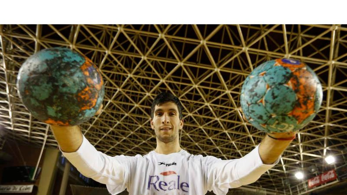 El lateral serbio, Pedja Dacevic, tendrá que tirar del carro como el resto del equipo mañana sábado para remontar ante el Nexe y seguir vivos en la Copa EHF.