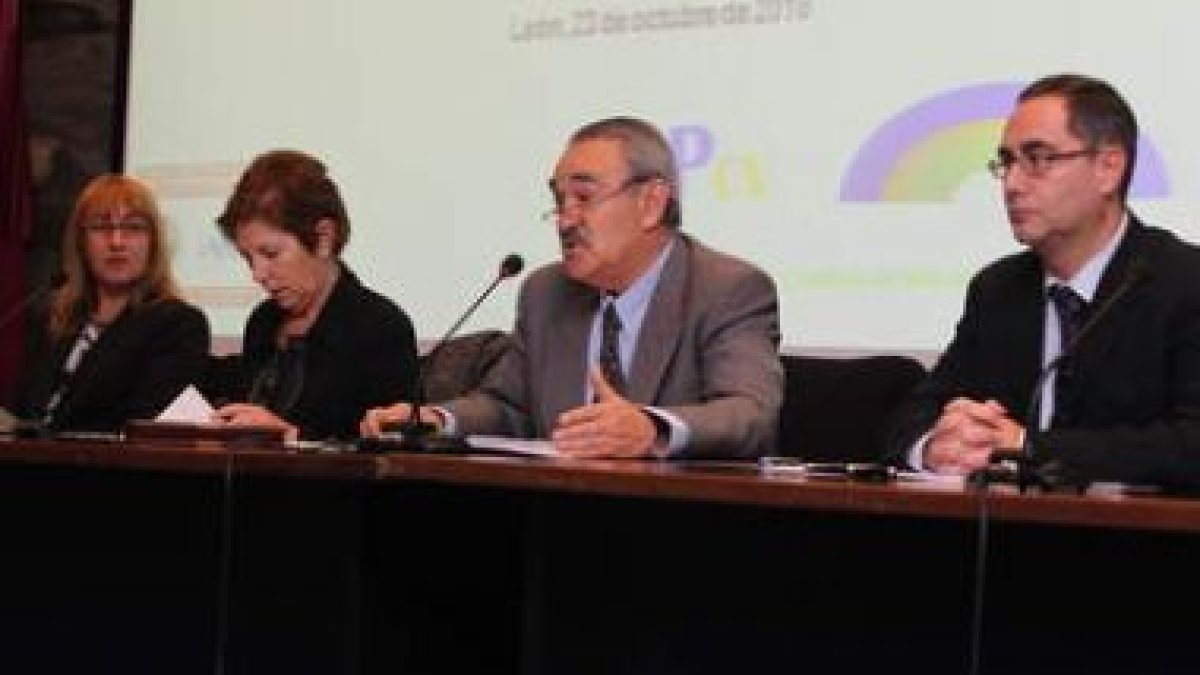Dos de las ponentes, García Marcos y Carlos Miller, responsable de Asuntos Sociales.
