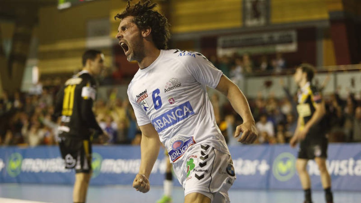 El extremo leonés Juanín García celebra en el Palacio de Deportes uno de los goles que ha logrado esta temporada. JESÚS F. SALVADORES