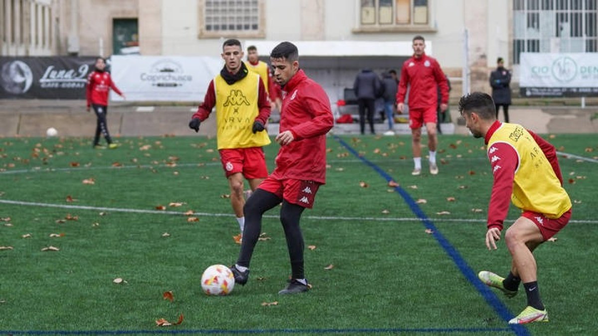 La plantilla de la Cultural entrenó este viernes en el campo de césped artificial del CHF, recinto en el que lo hace habitualmente el León CF. MIGUEL F. B.