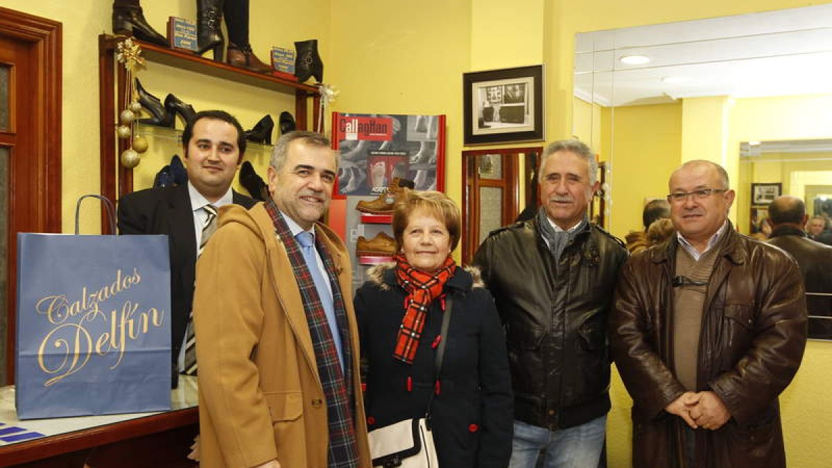César López y su mujer, Mercedes Fernández, con Palazuelo, Gallego y un comerciante.