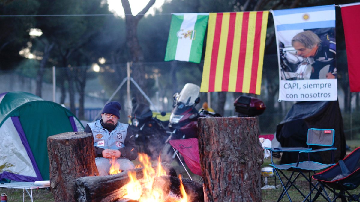 Un motero se calienta en una hoguera en el campamento de la concentración motera Pingüinos en una imagen de archivo. EFE Nacho Gallego