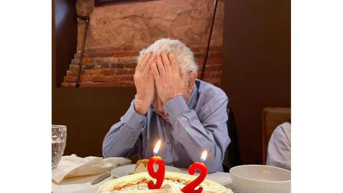 Antonio Gamoneda, ante la tarta de cumpleaños. VEGA