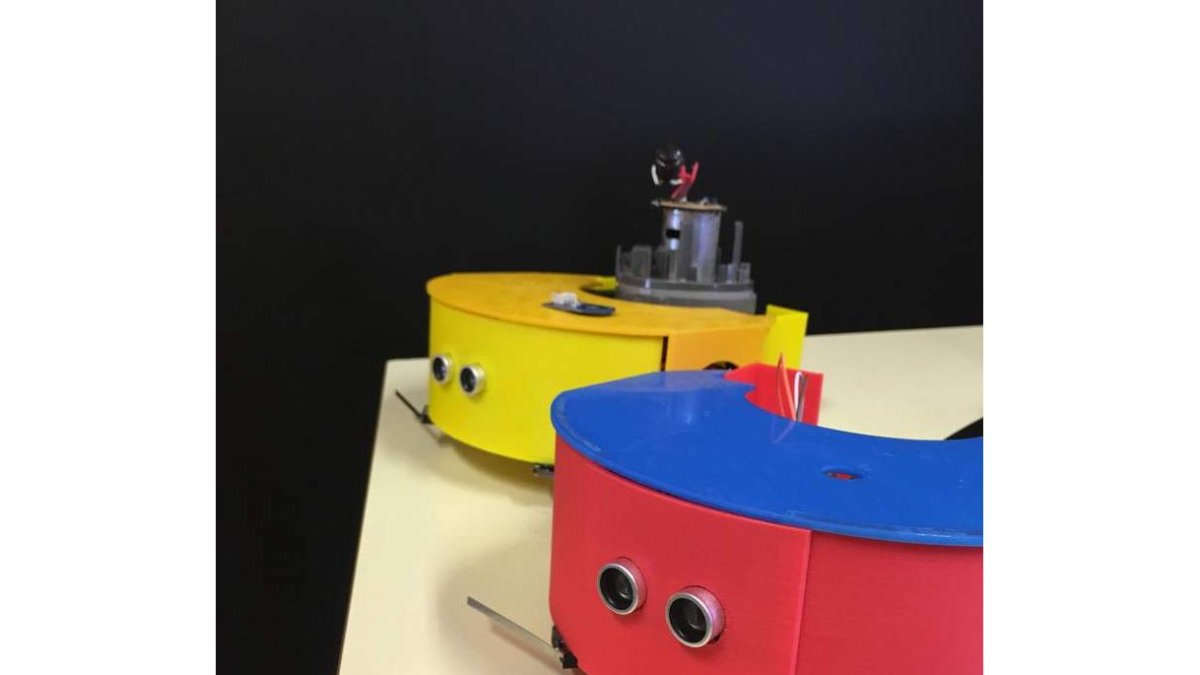 Arriba, la Raspberry-Pi. Abajo, el profesor Jorge Pérez con algunos de sus alumnos de Robótica.