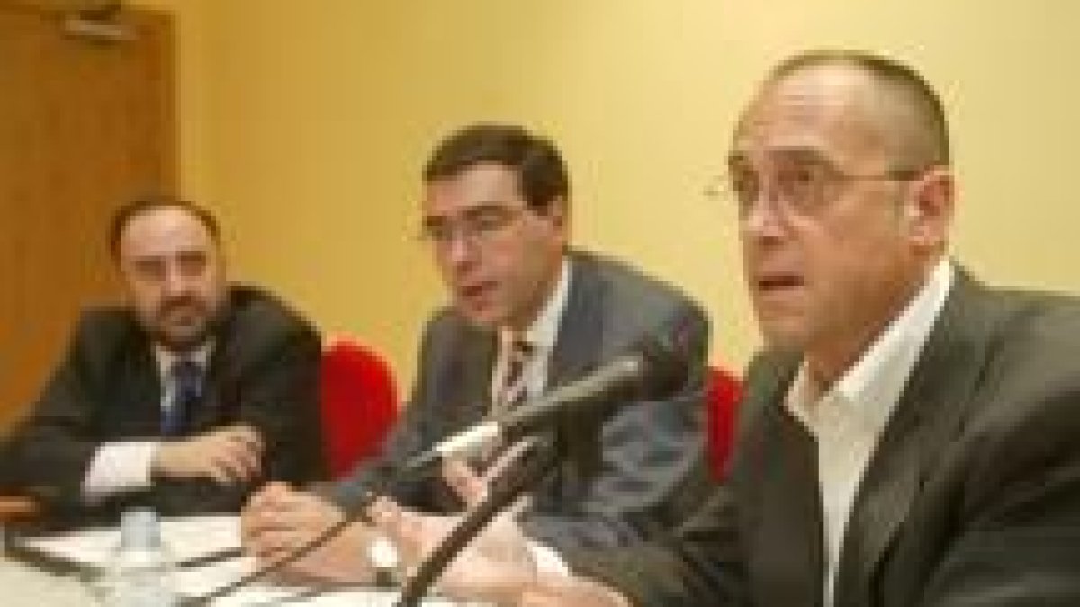 Valentín Díez, Ignacio Ariznavarreta y Antxón Urrusolo, ayer durante la presentación del reportaje