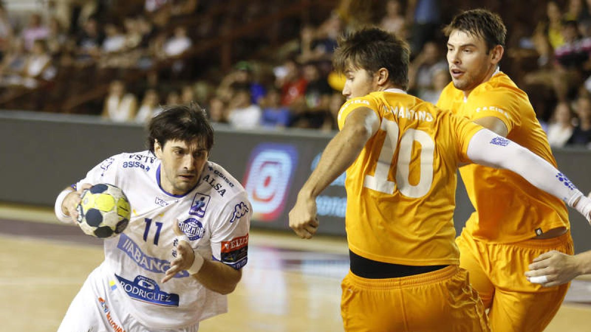 El Abanca Ademar puso punto y final a su pretemporada con un empate ante el Bidasoa. F. OTERO PERANDONES