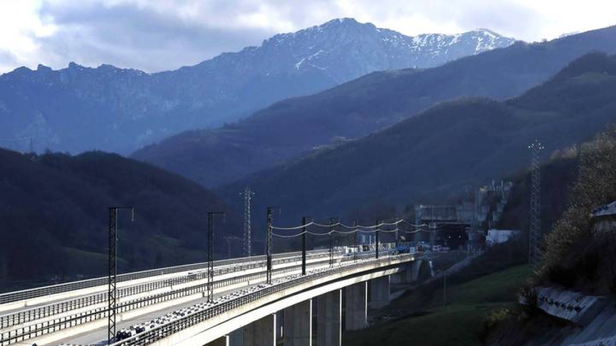 Obras de la variante ferroviaria de Pajares. CEREIJIDO
