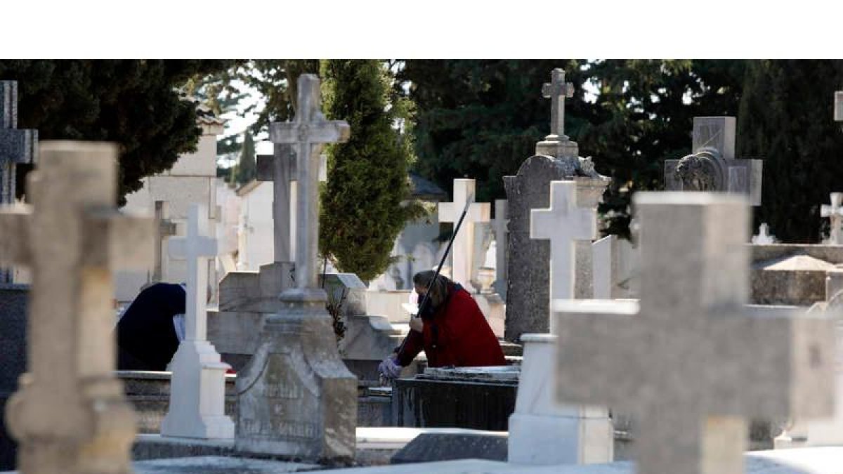 Las familias aprovechan los días previos a la celebración de Todos los Santos para adecentar las sepulturas de sus fallecidos. MARCIANO PÉREZ