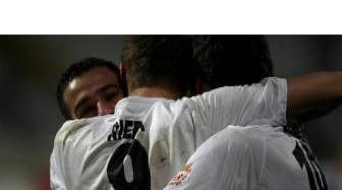 Nasser recibe el abrazo de Riera durante un partido de la Cultural
