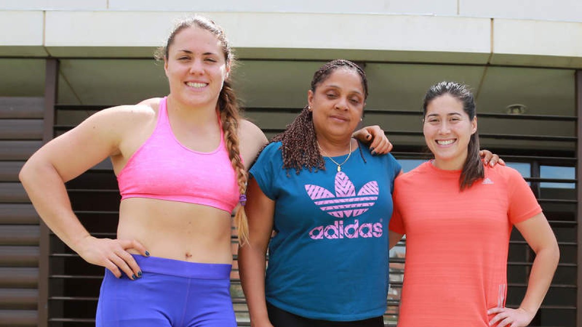 Las dos lanzadoras chilenas y su entrenadora en el Ceard.