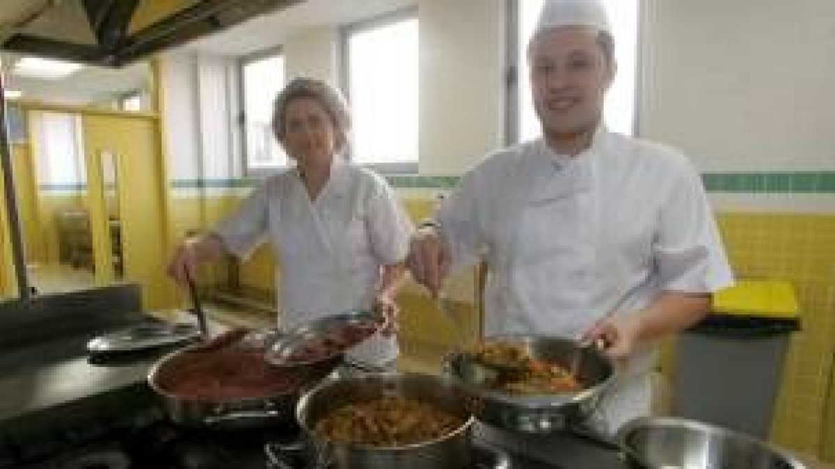 Los niños rodean al cocinero durante la elaboración de un roscón