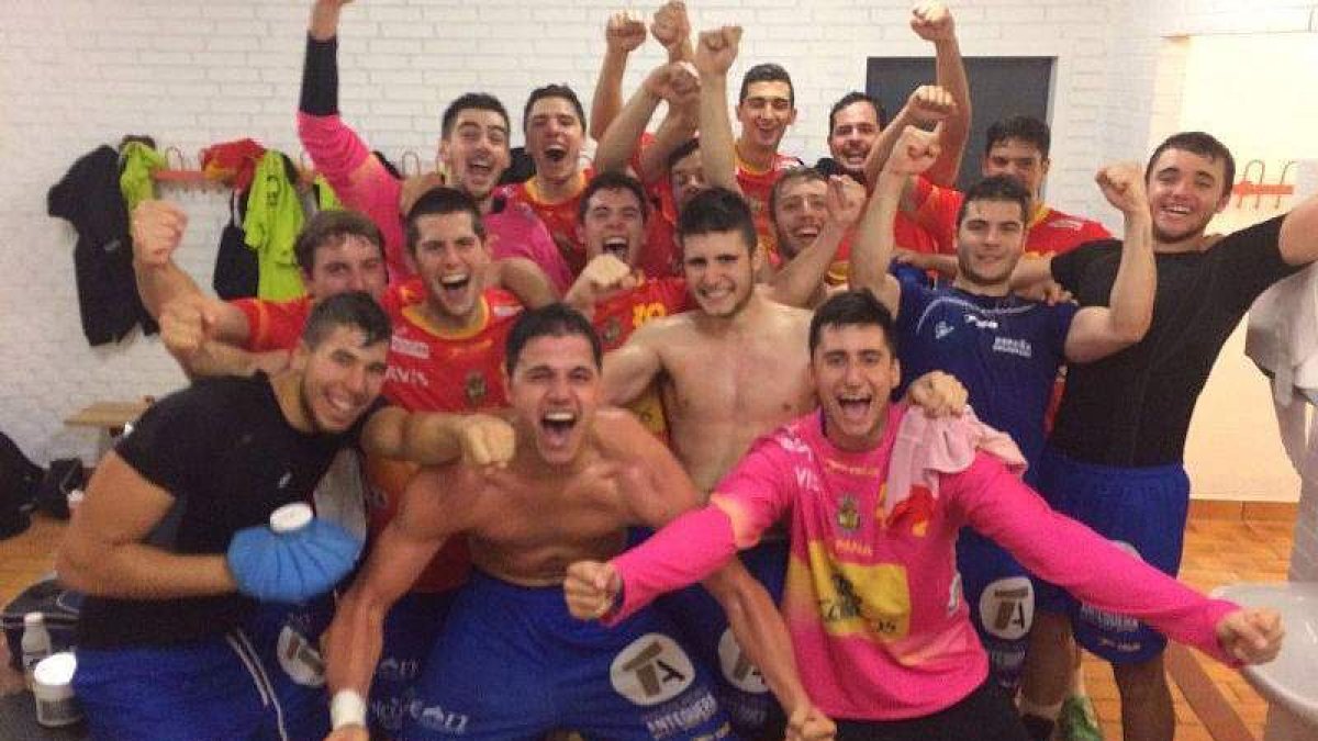 Los internacionales españoles celebran su pase a la final. RFEBM