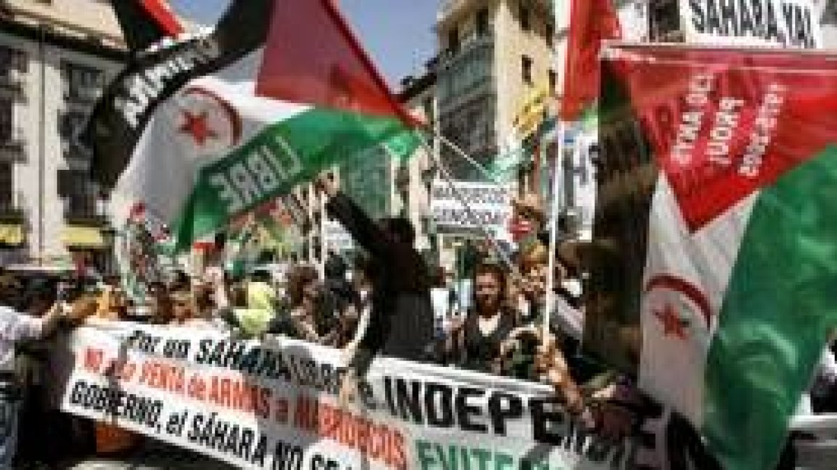 Unas 400 personas protestaron frente a la sede del PSOE por la situación del Sáhara
