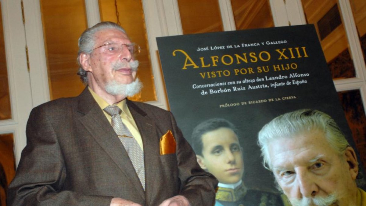 Leandro de Borbón, en la presentación del libro 'Alfonso XIII visto por su hijo', en febrero del 2007.