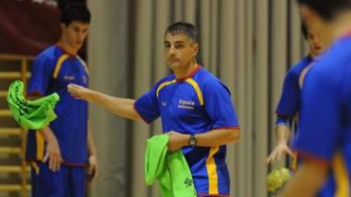 Isidoro pone a punto a la selección júnior de cara al Mundial.