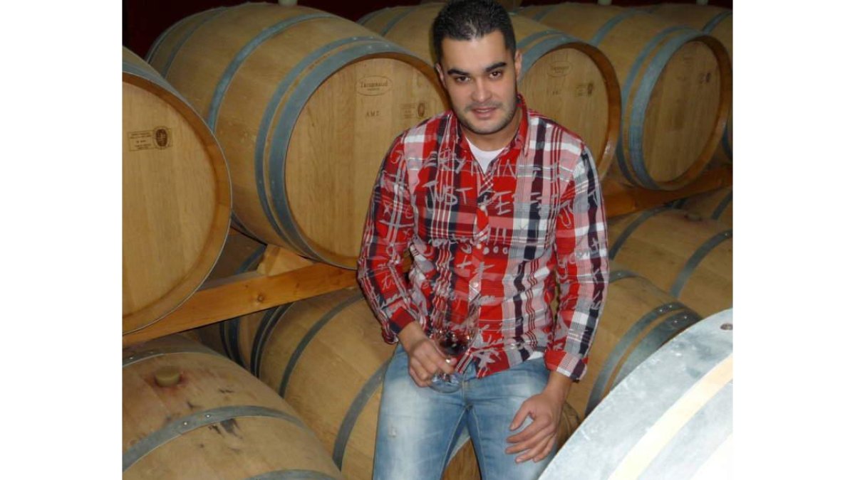 Miguel Ángel Amigo, en lazona en la quela bodega iniciósu actividad que pronto extenderáa una nueva construcción.