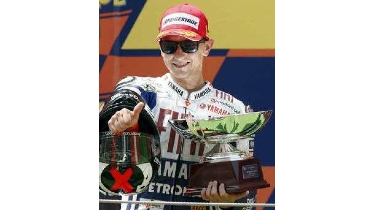 Lorenzo en el podio tras imponerse vencedor.