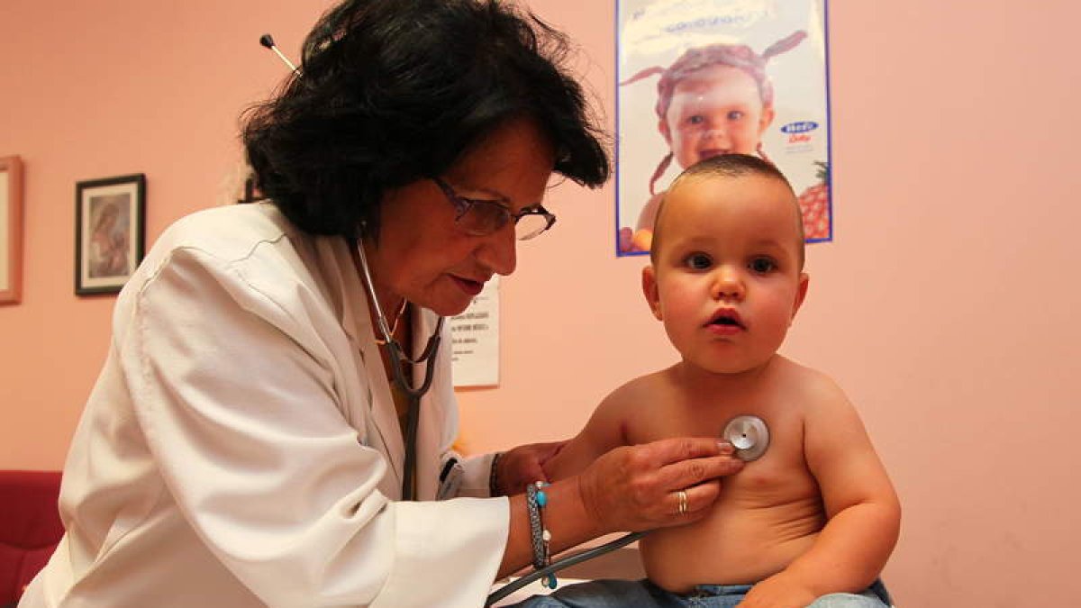 Paloma Alonso reconoce a un bebé en su consulta del Centro de Salud del Crucero.