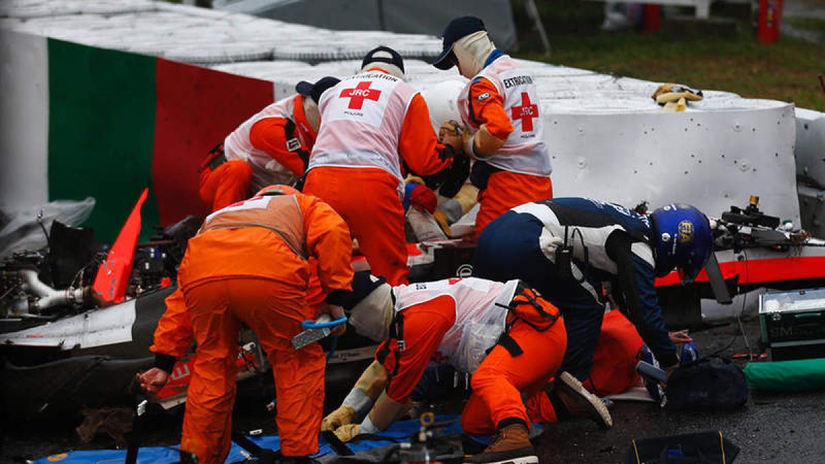 Las asistencias médicas del circuito de Suzuka en el momento de sacar al piloto del monoplaza.