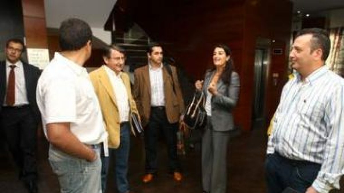 La representante de LM, Luisa Martínez, con un grupo de sindicalistas en el hotel AC antes del encue