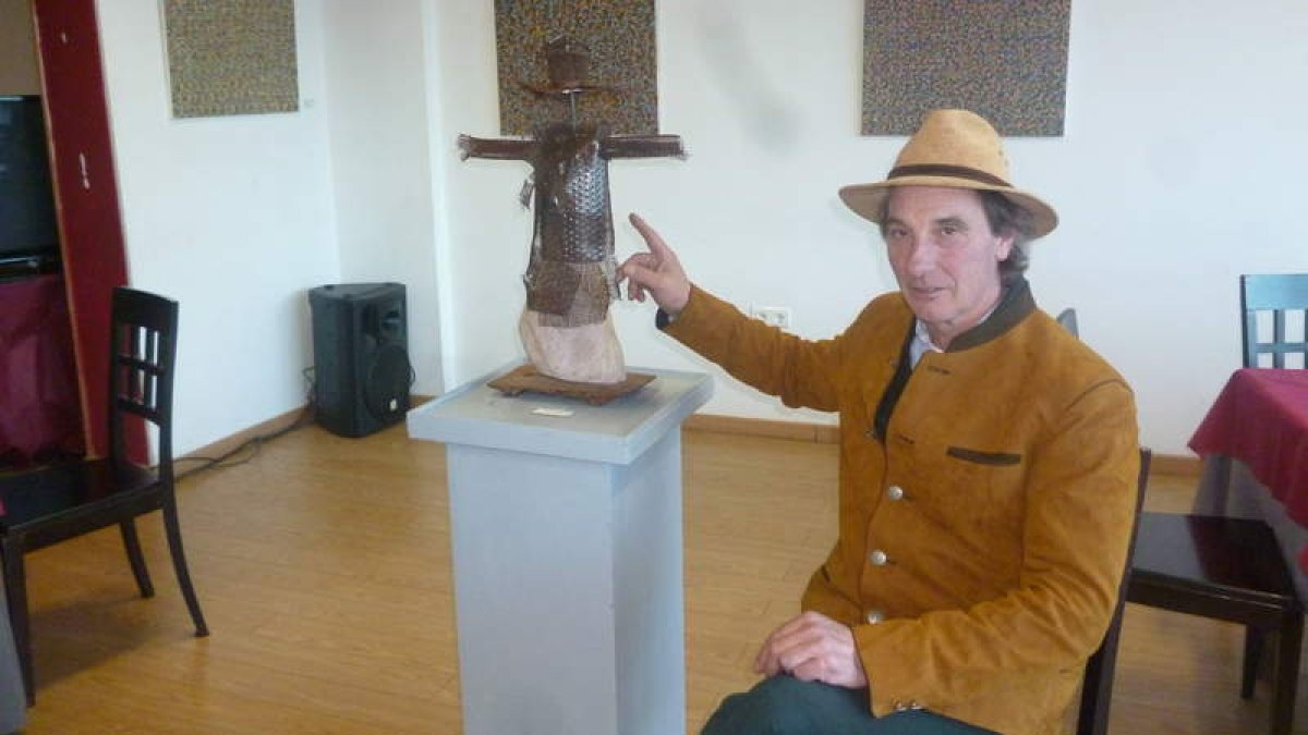 El artista de Rioscuro muestra uno de sus trabajos expuestos en Sosas.