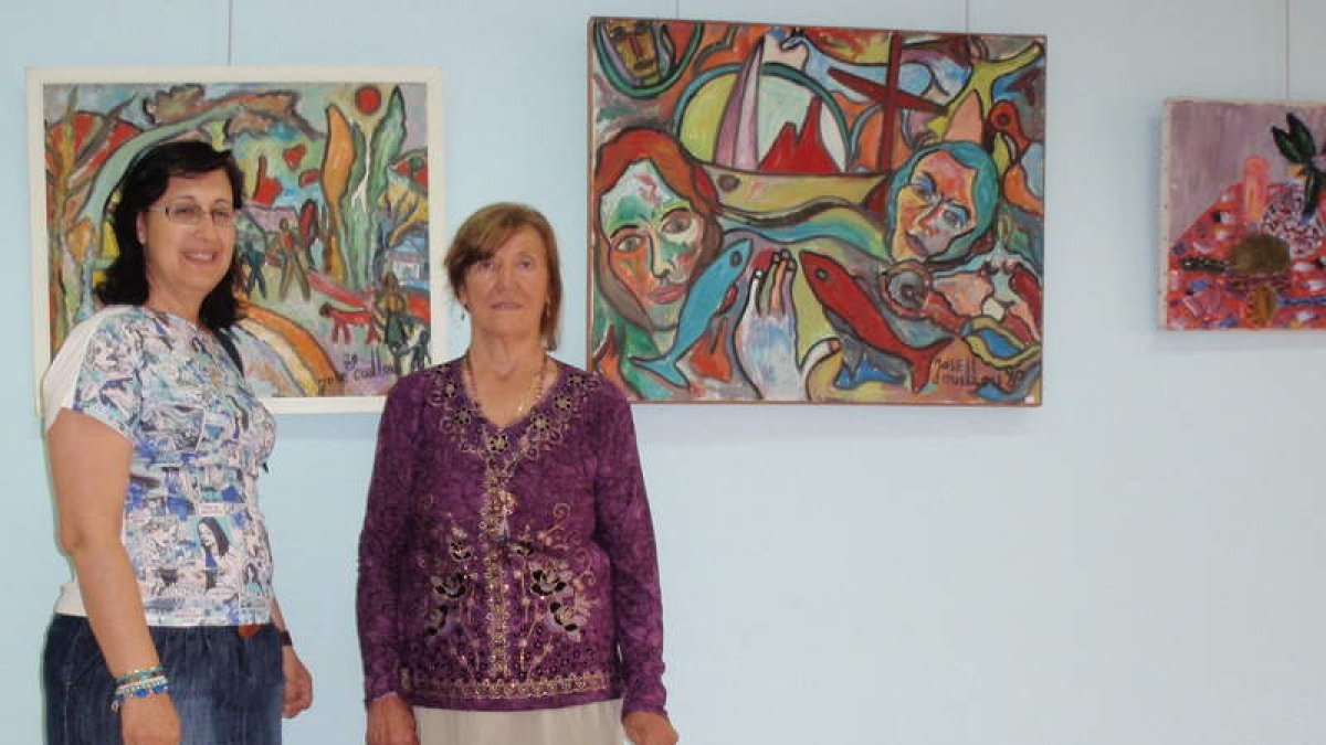La concejala de Cultura, Carmen de la Torres y la viuda del artista, Emerita León.