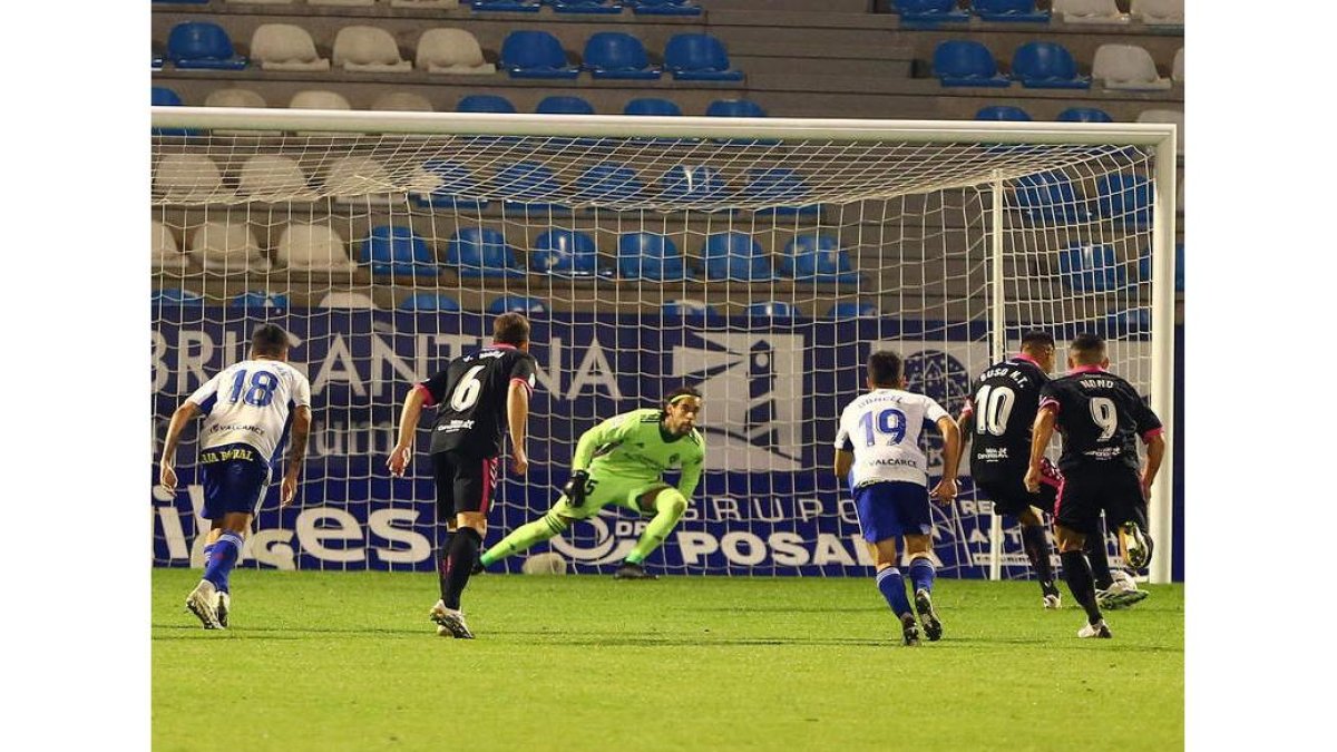 Caro detuvo un penalti ante el Tenerife y mantuvo la portería a cero por cuarta vez. L. DE LA MATA