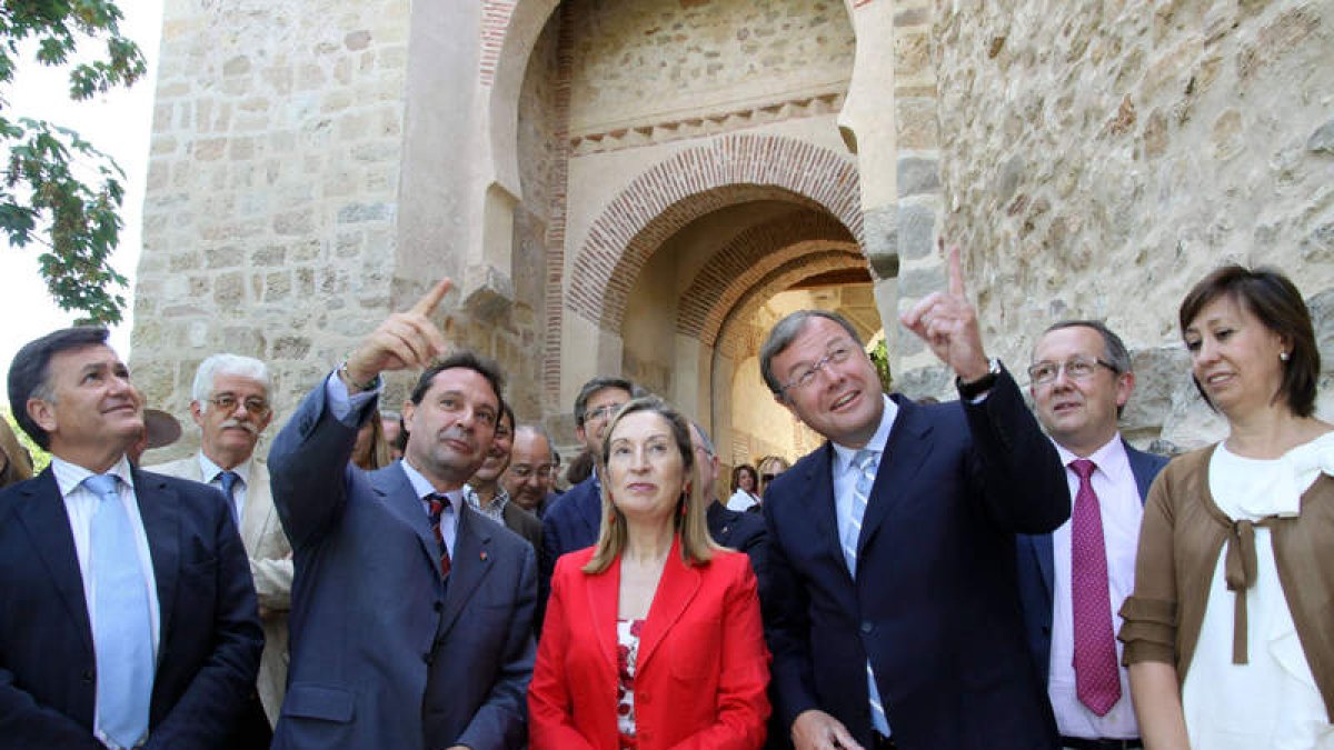 Ana Pastor, entre Pedro Arahuetes y Antonio Silván, en el Arco de Santiago en Segovia.