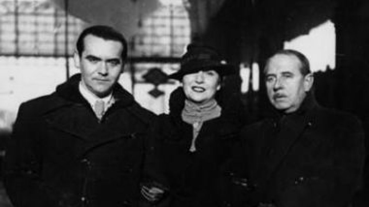 Lorca, Lola Membrives y Eduardo Marquina en Madrid en 1934.